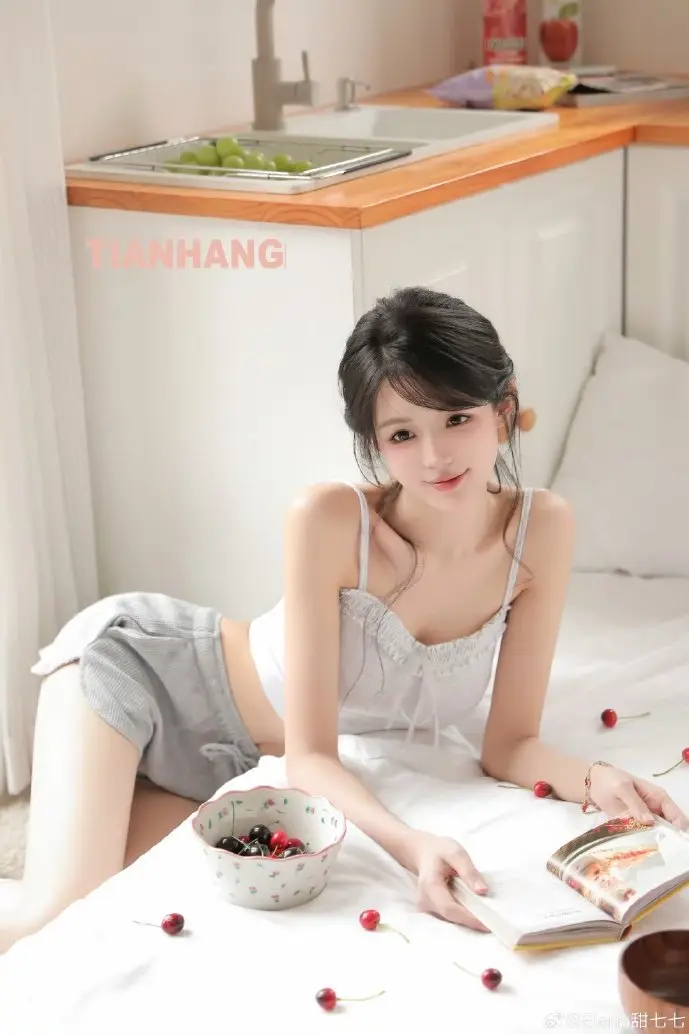 警方查处盗版影视站点现场